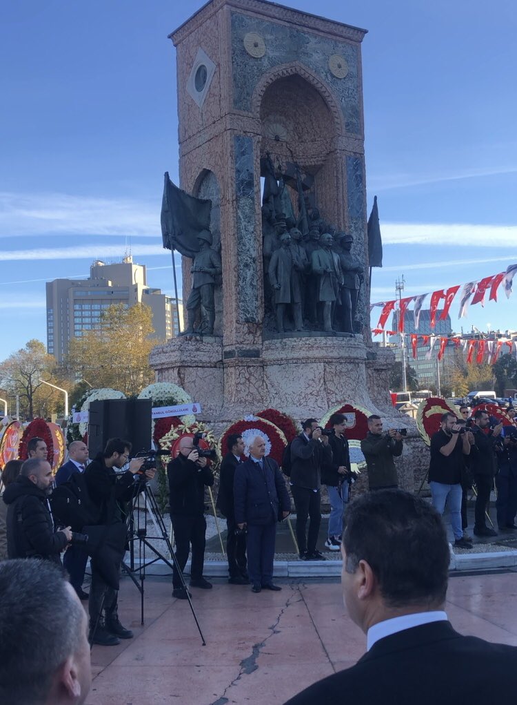 Taksim’deki 10 Kasım törenin de CHP’nin çelengi unutuldu ve Ana muhalefet partisi en  son anons edildi!..