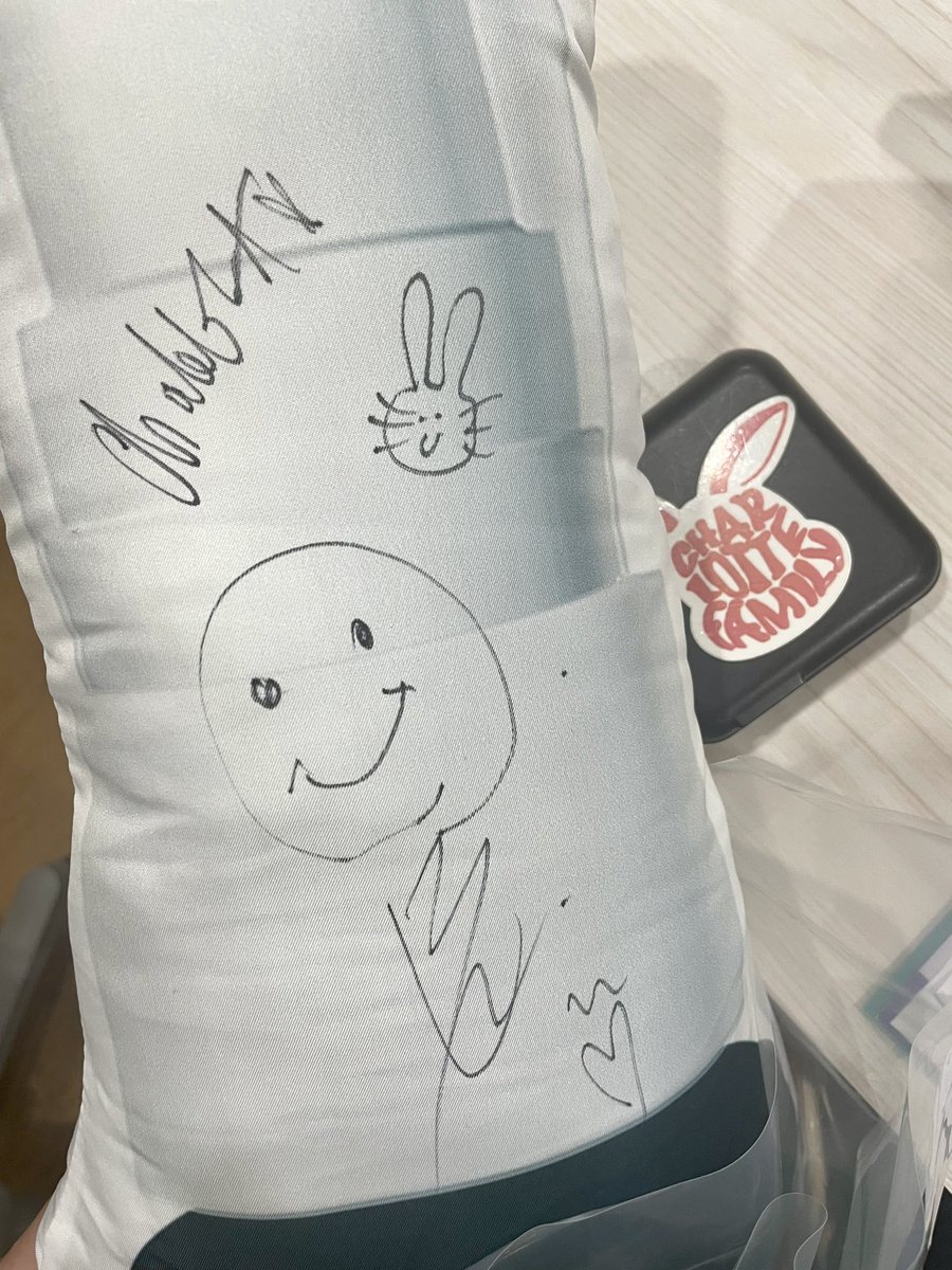 IcCL20's tweet image. ชาล็อตวาดกระต่ายเพราะเป็นกระต่าย 🐰
คุณอิงฟ้าวาดสไมลี่ก็เพราะ อารมณ์ดีเฉยๆแหละ 🙂
 
ขอบคุณ @drjelofficial นะคะ 🫶🏻
#DrJelxENGLOT #อิงล็อต
#ชาล็อตออสติน #อิงฟ้ามหาชน