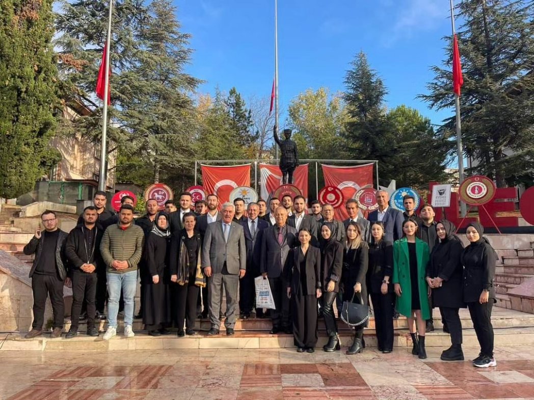 akkadinbilecik's tweet photo. Cumhuriyetimizin kurucusu Gazi Mustafa Kemal Atatürk’ü vefatının 85. yılında saygı ve rahmetle yâd ediyoruz.
Cumhuriyet Meydanında gerçekleşen #10Kasım törenine İl Kadın Kolları Başkanımız @HasitMutlu  Yönetim Kurulu Üyelerimiz ve teşkilatımızla birlikte katılım sağladık. https://t.co/ZcEbuSWkg2
