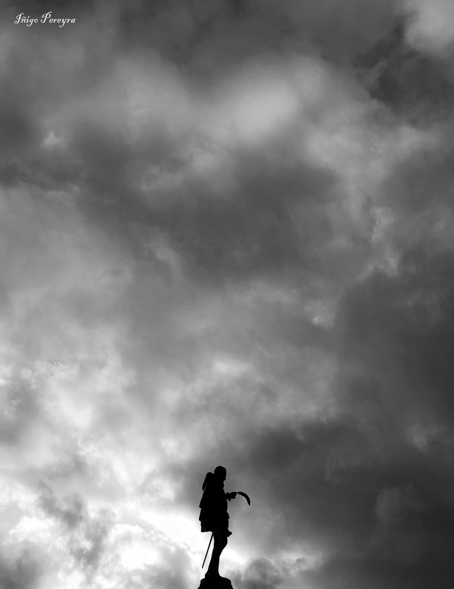 elpuentelejano.blogspot.com/2023/11/la-fot… El cielo de @alcaladehenares #AlcaladeHenares y Don Miguel de #Cervantes y Saavedra, protagonistas de la foto del viernes de hoy... Buen finde gente!