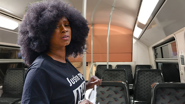 bouliboulibouli's tweet photo. [ Thread ] Je viens de croiser Assa Traoré sur le fond de la ligne RER B en banlieue parisienne. Poliment, je suis allé la voir pour l’inviter à nouveau chez Livre Noir. Mais sorry, les médias de droite (sauf France Inter 😱) « sont d’extrême-droite » ⤵️ https://t.co/pYSDG82QA0