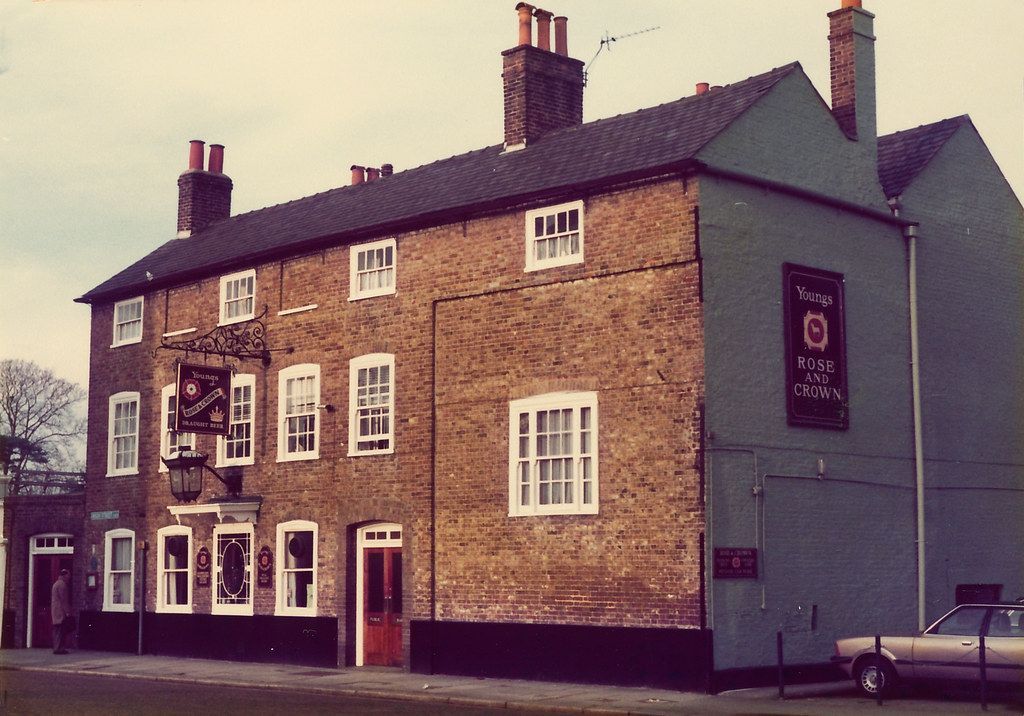 Friday Pub Day. This is the Rose and Crown in Wimbledon. To learn more about this pub go to buff.ly/46WjiN5