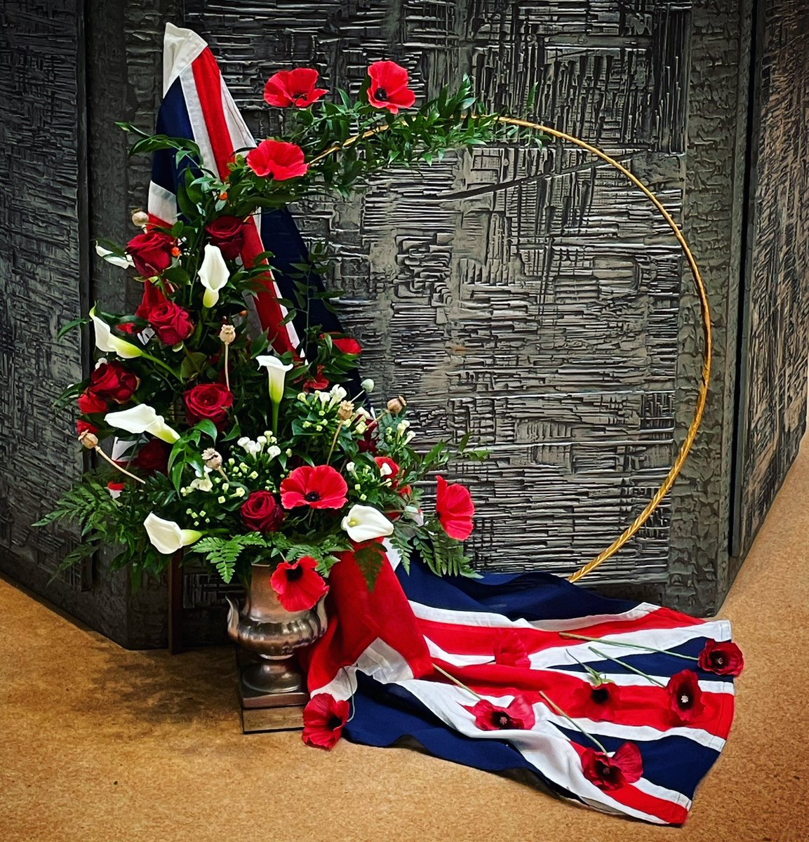 At the going down of the sun and in the morning we will remember them 
#LestWeForget #RemembanceDay #remembranceflowers #nofloralfoam #foamfree #cliftoncathedral #bristol