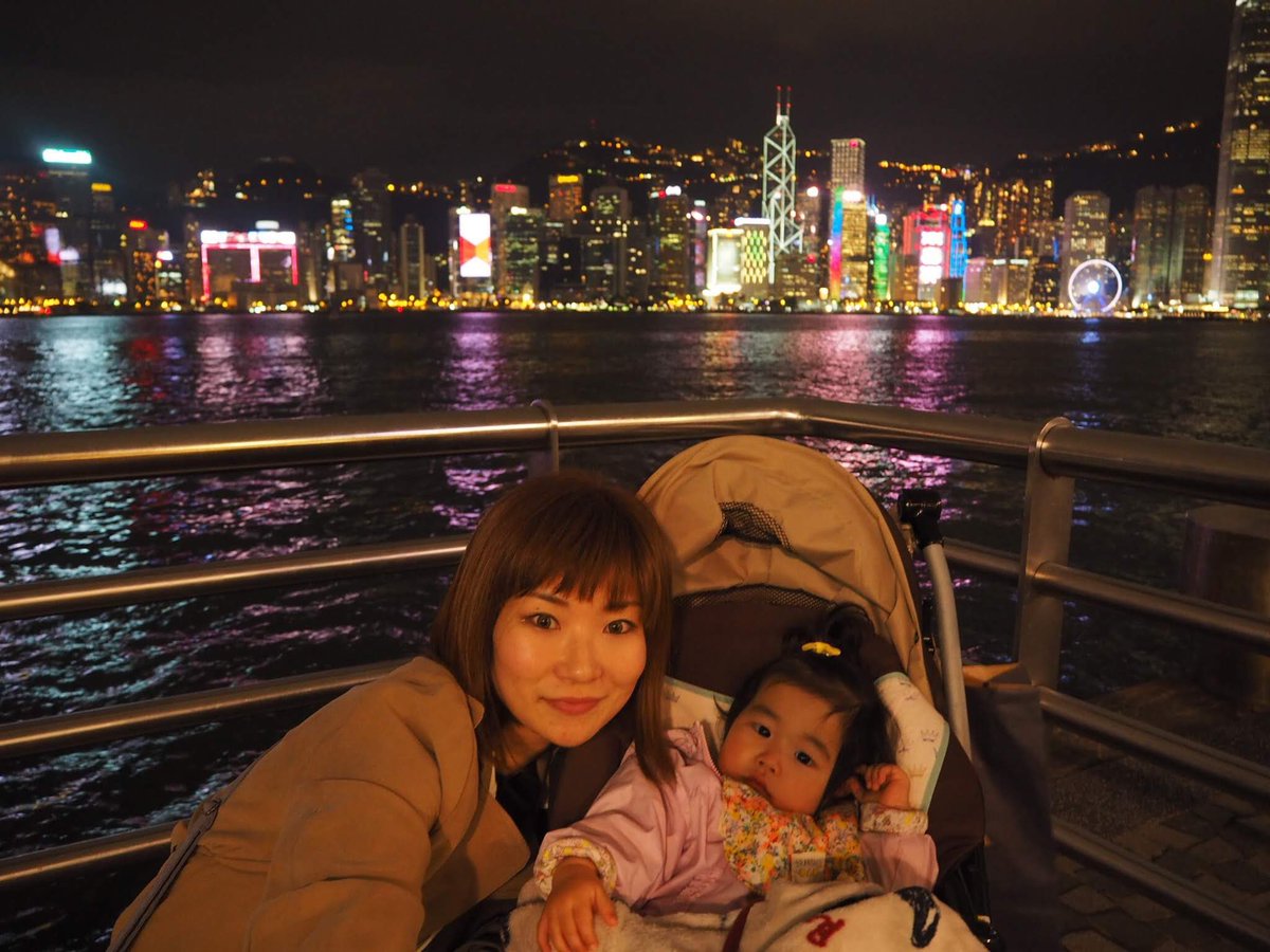 mogachocolate's tweet photo. 初海外の１歳2ヶ月の娘を連れて深夜の香港expressに乗った母娘ふたり旅。
食事中『よかったら赤ちゃんコレ食べてね♪』とお店の方が食べやすく切った麺をサービスしてくれたり、階段の目の前でサッとベビーカーを持って助けてくれた方がいたり☺️

人の温かさを感じる旅でした。
 #UO10withU https://t.co/bth97NHysh