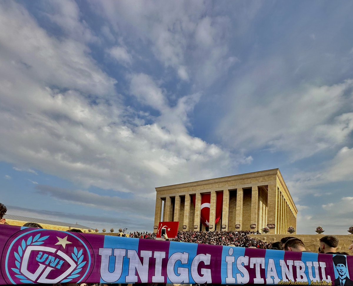 uniggistanbul's tweet photo. UNIGG İstanbul 10 Kasım’da Atamızın huzurunda 🖤 

#ÖlümBileSilemediSeni
#10Kasım
#ÜniversiteliTrabzonsporlular https://t.co/gQyBBcbvxm