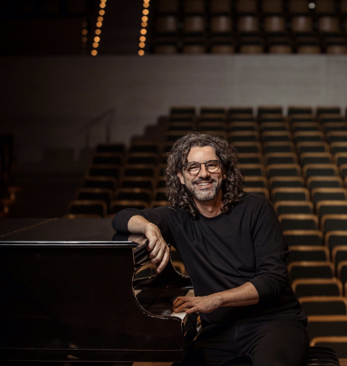 Benvolguts/des,
L'<a href="/AntoniTolmos/">Antoni Tolmos</a> presentarà el llibre 'Tu mejor escenario' demà dissabte 11 de novembre a les 18h al Castell de Concabella, en una conferència-concert en què farà intervencions musicals al piano.L'entrada és lliure, i després de l'acte us oferirem una copa de cava.