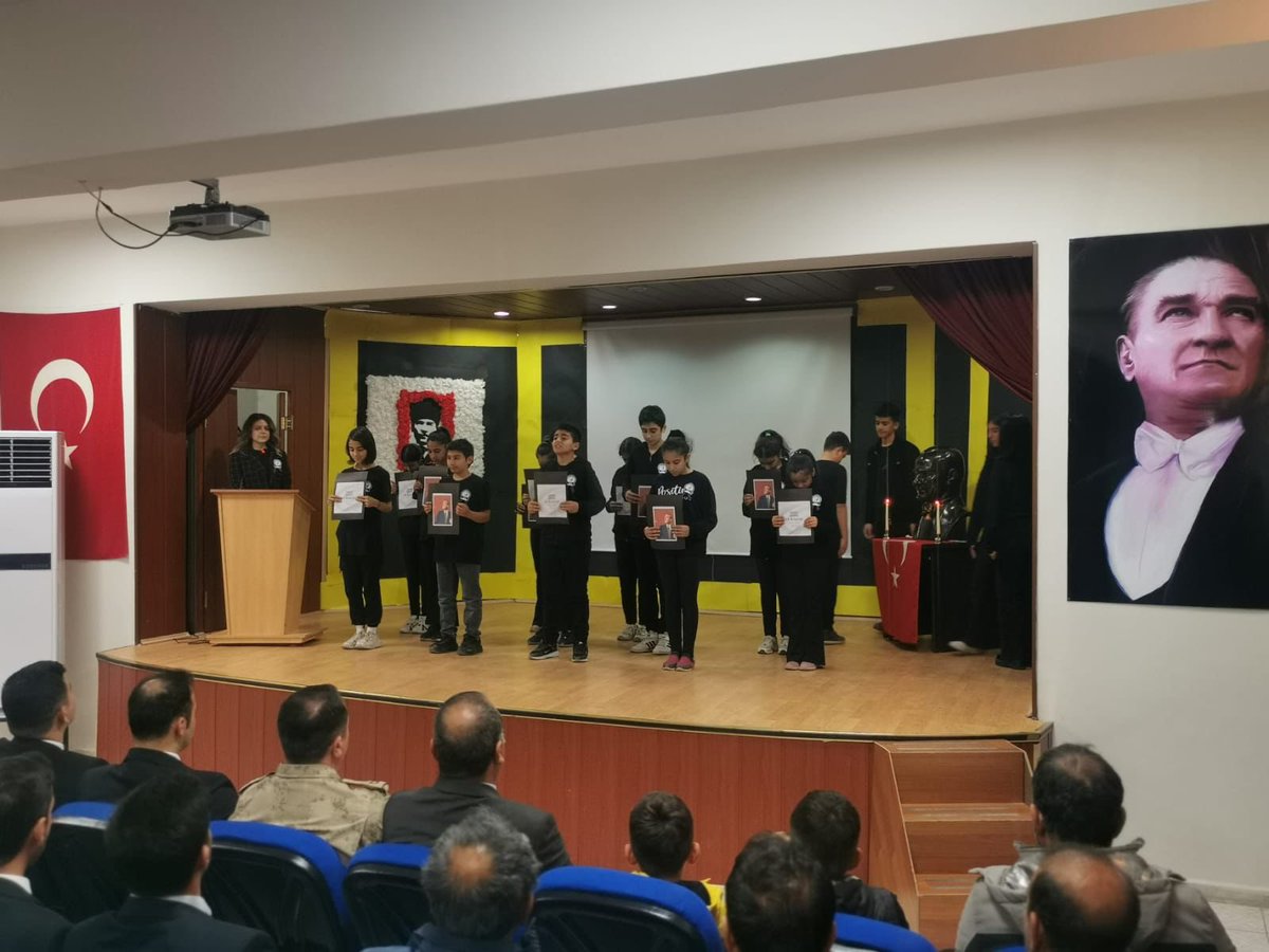 ovacikkaymakam's tweet photo. Kaymakamımız İsmail ERDOĞAN ve İlçe Protokolünün katılımlarıyla 10 Kasım Atatürk'ü Anma Programı kapsamında İlçe Milli Eğitim Müdürlüğü tarafından  anma programı düzenlendi. https://t.co/KF6QypYq64