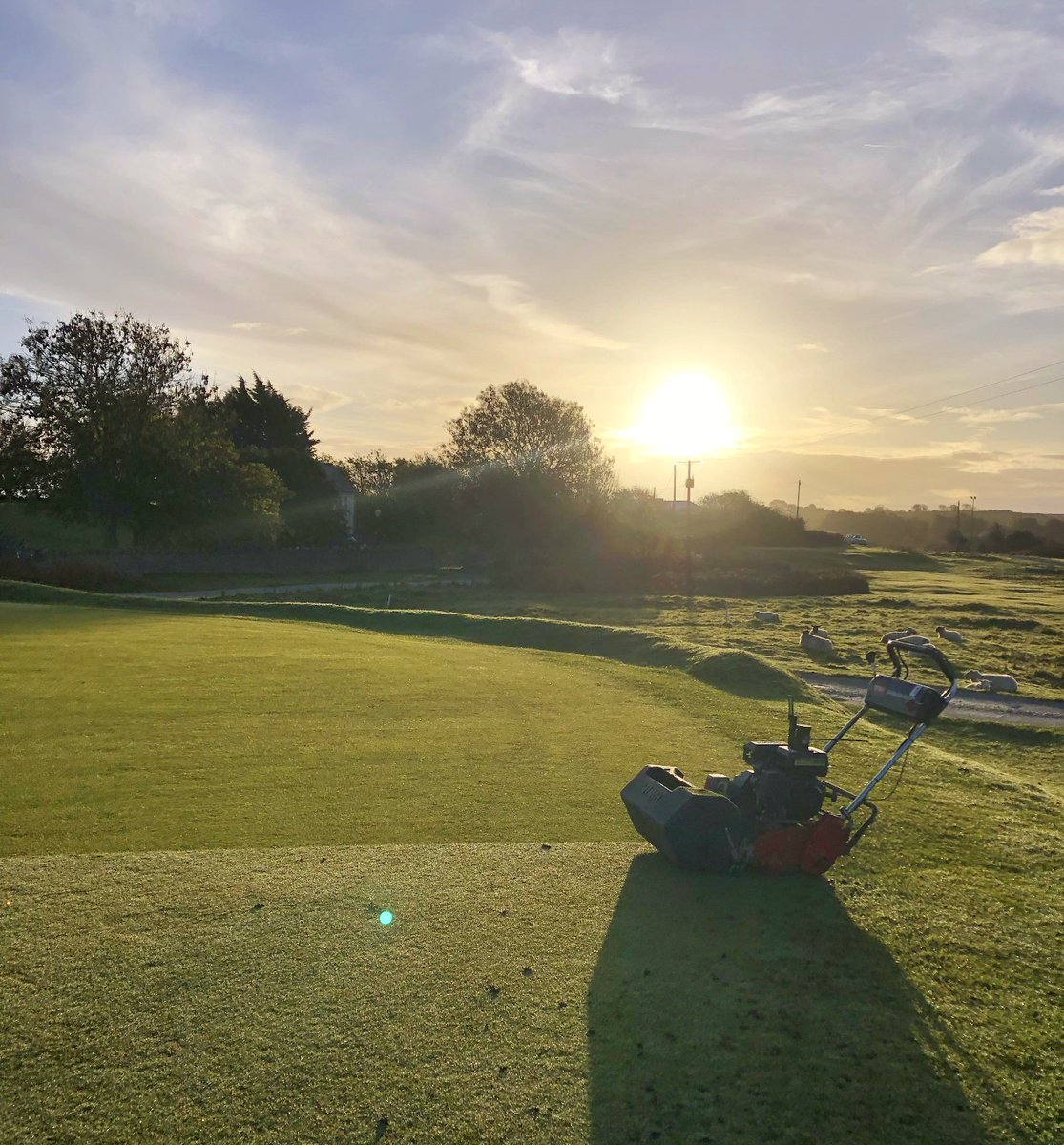 GOOD MORNING 🌤️ 
Course is open, sun is peaking through, so why not book a tee time and come enjoy Holywell golf club.