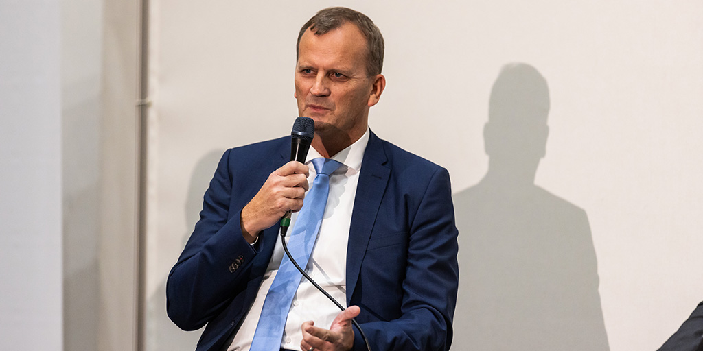 bdvb_ev's tweet image. Die soziale Marktwirtschaft müsse richtig ausgelegt werden, bekräftigt Dr. Jörn Quitzau. Ein Arbeitnehmer solle den Markt gemäß der Nachfrage bedienen und nicht nur darauf fokussiert sein, was dem Arbeitnehmer selbst gefällt.
©Jens Gyarmaty
#bdvb #WirtschaftsstandortDeutschland