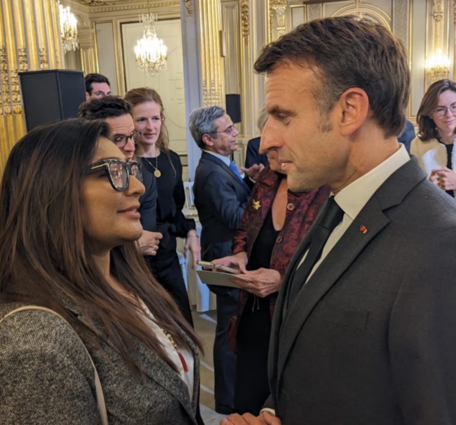 #ParisPeaceForum2023 - Nighat Dad, Director of #DigitalRightsFoundation, discussing with President Macron during a working dinner on AI governance. Nighat Dad has joined the UNSG’s newly launched advisory body on AI.
