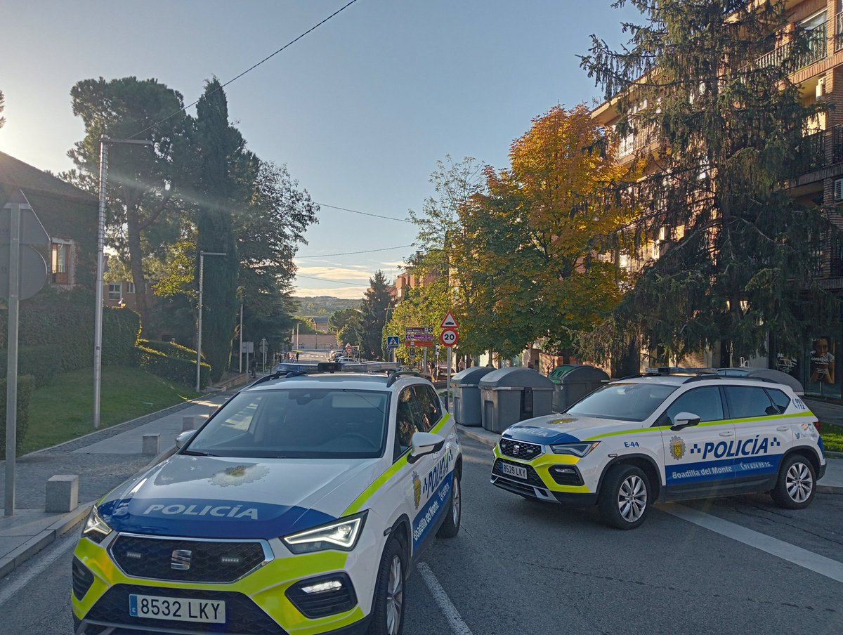 🔵🔵🔵 ‼️PELIGRO/GAS‼️

📍Calle Mártires y entorno del Palacio Cortado  ⛔🚧🚓🚧🚓⛔

✔️Nuestros 👮🏽‍♂️🚔👮🏽‍♂️ colaboraban con #BomberosCM debido a la rotura de una canalización de #Gas.
✔️Acordonaban la zona al tráfico de 🚘 y personas.