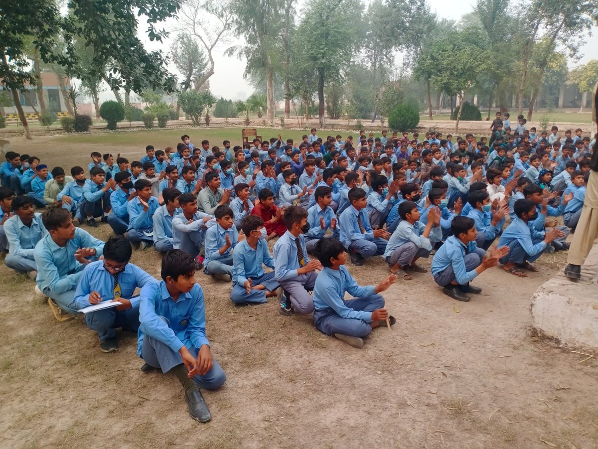 PFAOkara's tweet photo. مستقبل کے معماروں کو آگاہی پہنچانے کا عزم!
پنجاب فوڈ اتھارٹی اوکاڑہ کا گورنمنٹ ہائی سکول،بہادر نگر فارم میں آگاہی سیمینار کا انعقاد
ماہر غذائیت کی جانب سے طلباء کو معیاری اور غذائیت سے بھرپور خوراک کے فوائد سے آگاہ کیا اور احتتام پر آگاہی پمفلٹ بھی تقسیم کیے گٸے https://t.co/Q2OkOIYix3