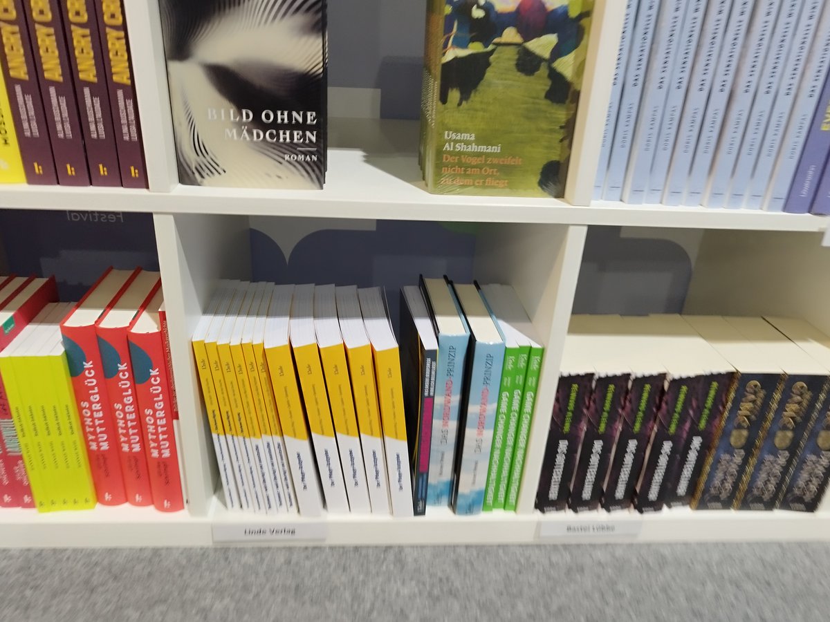 Linde_Verlag's tweet photo. 📕Wir sind auf der Buch Wien | Messe und Festival! 📕
Noch bis Sonntag kann unser Linde Verlags-Stand dort besucht werden...

Die Stimmung ist toll, die Menschen lesevergnügt! 

💖Wie schön, dass Bücher so lebendig gefeiert werden!

Komm vorbei: https://t.co/0VEy26wkXQ https://t.co/DXMRZjyJpw