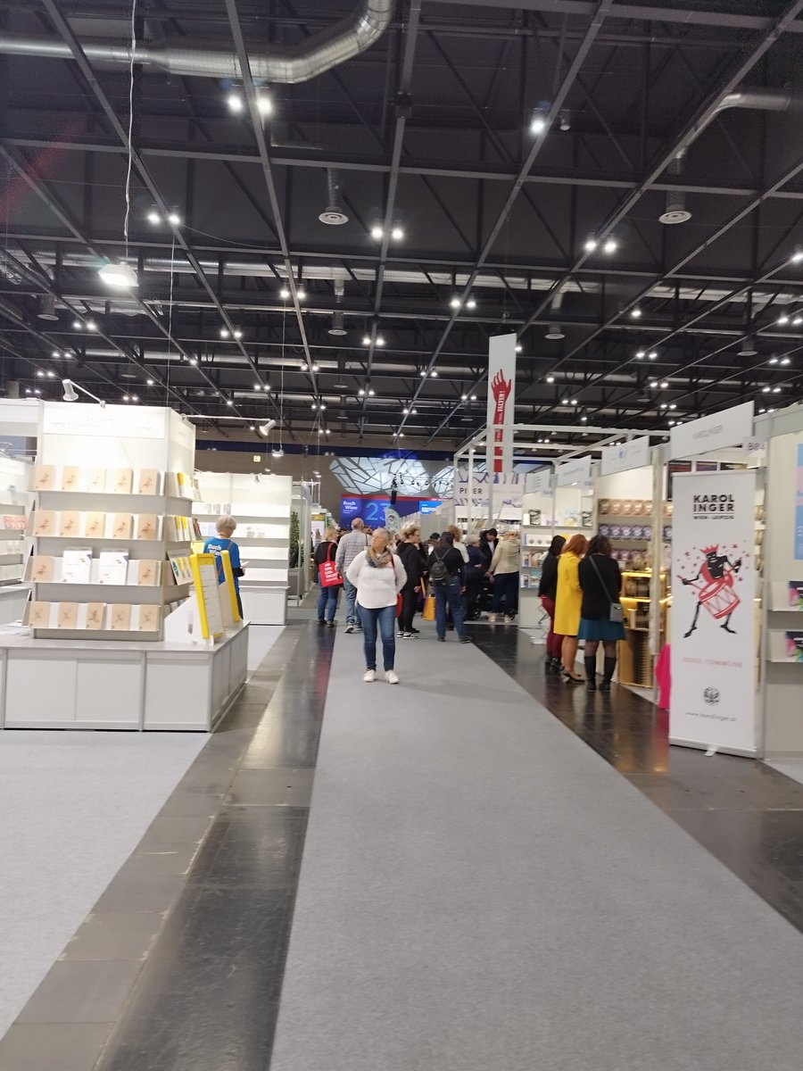 📕Wir sind auf der Buch Wien | Messe und Festival! 📕
Noch bis Sonntag kann unser Linde Verlags-Stand dort besucht werden...

Die Stimmung ist toll, die Menschen lesevergnügt! 

💖Wie schön, dass Bücher so lebendig gefeiert werden!

Komm vorbei: buchwien.at