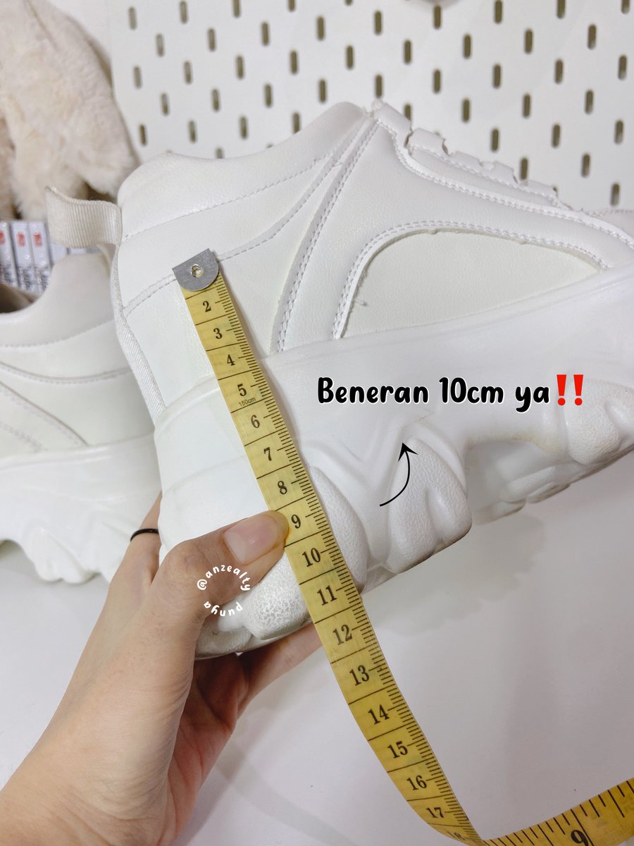 Udah musim konser tapi masih bingung mau pake sepatu apa…
 
Nih sepatu yg kupake pas konser kemarin, tingginya 10cm!

Cocok buat kaum botol yakult alias 155cm kebawah supaya dinotice bias🫵🏻😌