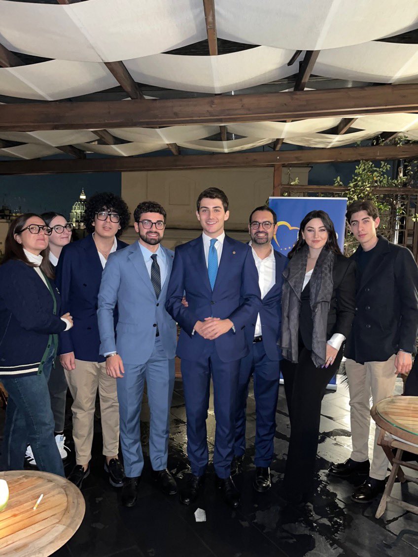 Benvenuto a Roma agli amici dell’IYDU anche da parte nostra, rappresentati da una delegazione capitolina guidata dal nostro <a href="/Innocenzi_Fr/">Francesco Roberto Innocenzi</a> e dal Coordinatore Regionale nonché Responsabile Nazionale dell’Organizzazione <a href="/Leoni_Simo/">Simone Leoni</a>. 

Welcome to Rome, IYDU! 🏛️ 🇮🇹