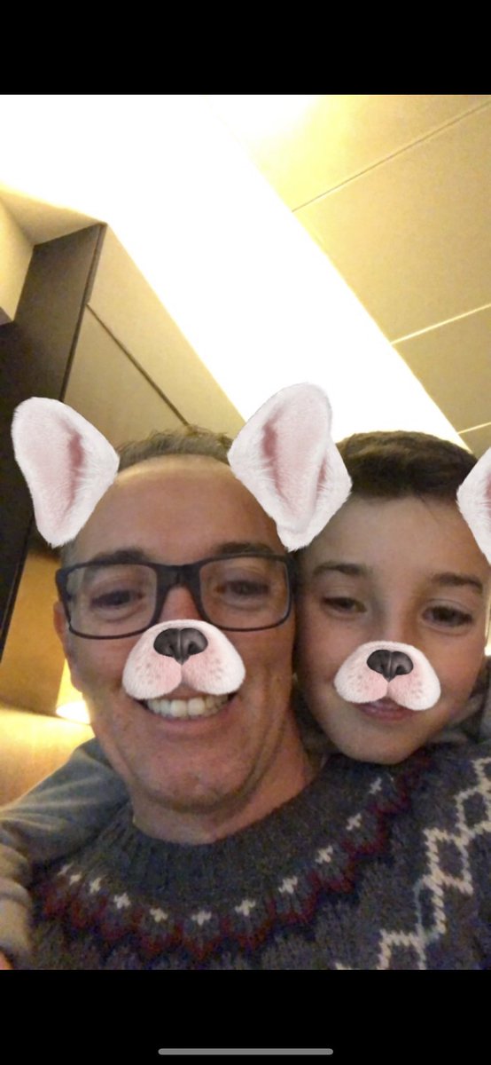 doctorazua's tweet photo. Queridísimo Mariete!! UN AÑO, 365 dias sin ti, joder…No podemos echar marcha atrás, no puedo abrazarte para que no salgas de casa, no puedo ponerme en medio de la calle para parar a ese maldito autobús de @buszaragoza (que a día de hoy sigue sin darnos ni siquiera el pésame) ni siquiera podemos hacerle entender a la juez que lleva tu caso, que tu muerte no puede quedar impune, ya que parece ser que es más importante la estabilidad laboral de un conductor claramente negligente que tu vida. De hecho, el juzgado ha tenido a bien comunicarnos HOY la fecha del juicio oral para el próximo 23 de noviembre, pudieron haber buscado cualquier otro día del calendario, pero tienen mucha prisa en que esto acabe cuanto antes y por supuesto la angustia que nos ha producido recibir la notificación en este maldito día no les quita el sueño.
Nosotros, tus padres, tu hermano, tu familia, tus amigos y tantos otros que te quieren, seguiremos recordándote como eras, un niño alegre, lleno de amor, con tantos sueños y aventuras por cumplir, nadie nos va a quitar eso. Es lo único que nos queda para seguir viviendo, a pesar de que la justicia se haya puesto una venda de insensibilidad.
Me vas a perdonar cariño, pero no puedo seguir escribiendo ya no me quedan lágrimas, pero me cuesta respirar, me tiemblan las manos y la opresión que siento en el pecho llega a preocuparme. 
No olvides que todo el amor que diste sigue aquí entre nosotros. Esta tarde iremos a tu cole para recordarte todos juntos y mandar millones de besos al cielo. TE AMO #puravidamario #justicia #amor