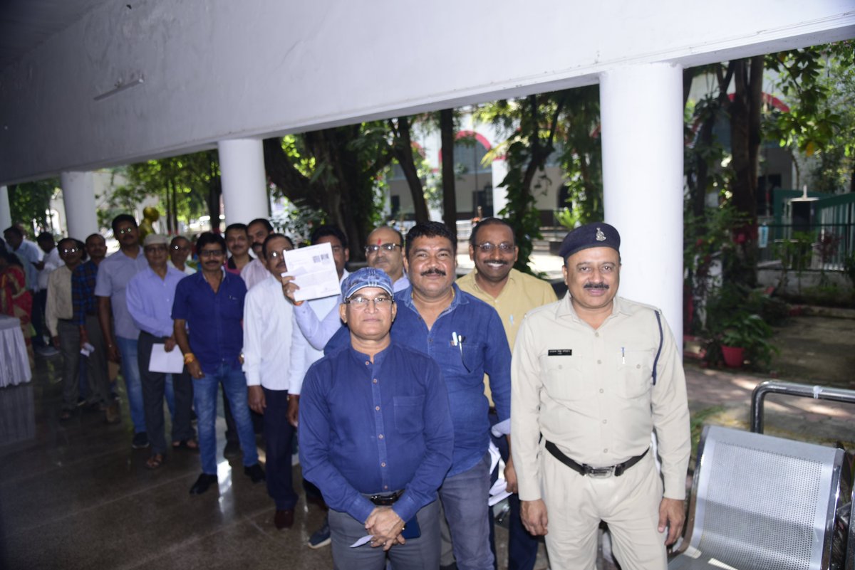 जिला कार्यालय परिसर में मतदान कर्मियों के लिए डाक मतदान सुविधा केंद्र बनाया गया है। बड़ी संख्या में कर्मचारी डाक मतदान के जरिए अपने मताधिकार का प्रयोग कर रहे है। 
<a href="/CEOChhattisgarh/">Chief Electoral Officer, Chhattisgarh</a> 
<a href="/AwanishSharan/">Awanish Sharan 🇮🇳</a> 
<a href="/SpokespersonECI/">Spokesperson ECI</a> 

#ECI 
#ChunaiTihar