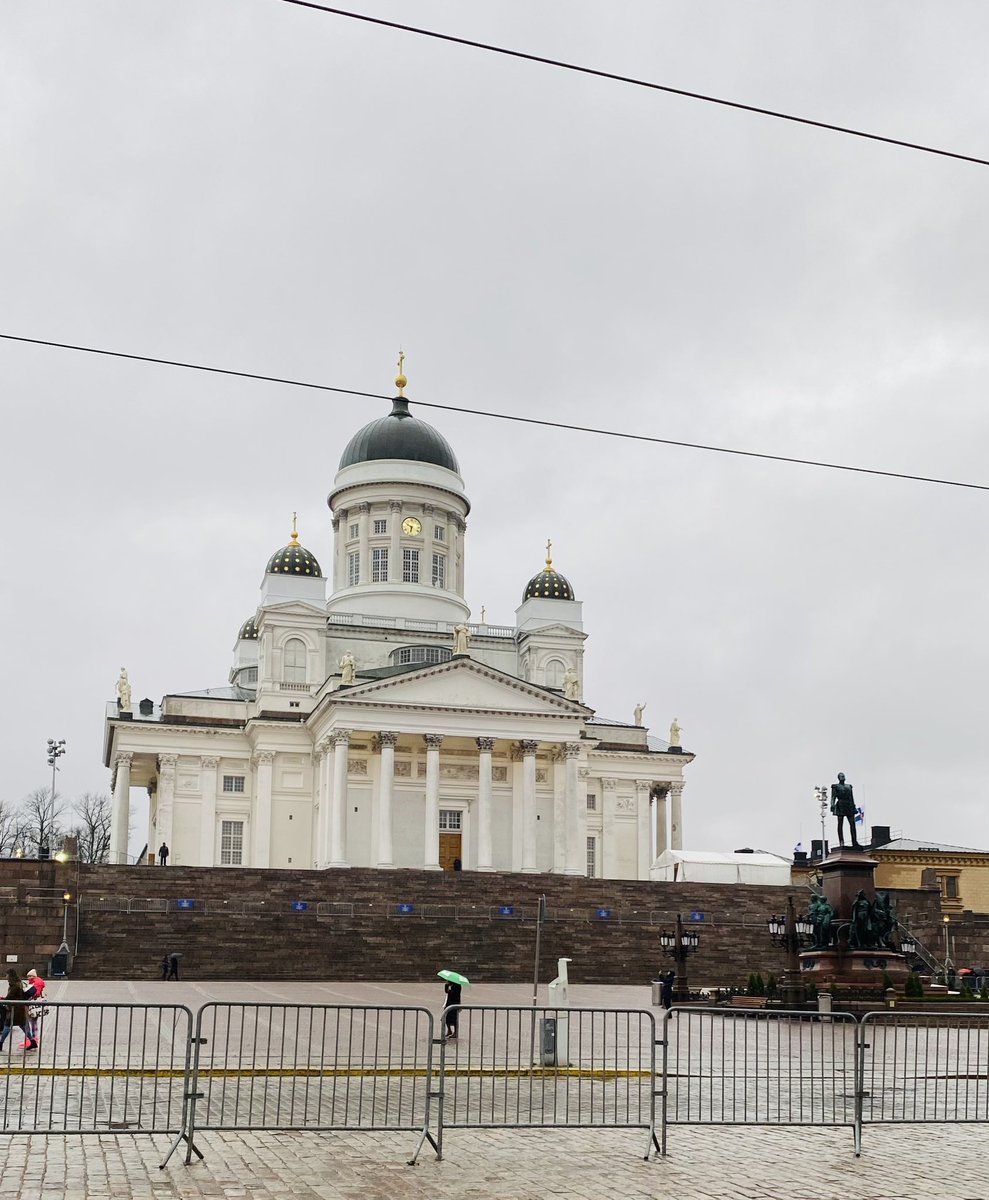 Presidentti Martti Ahtisaaren hautajaispäivä. Laskimme Helsingin kaupungin seppeleen presidentin, suuren rauhantekijän ja hienon elämäntyön muistoksi. Syksyinen Martin päivä on Helsingissä sateinen ja kaunis.