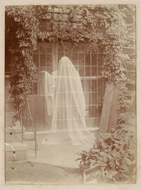 Ghosts are said to often appear at crossroads, stiles and other crossing places where the veil between the worlds is thin. #dailyfolklore