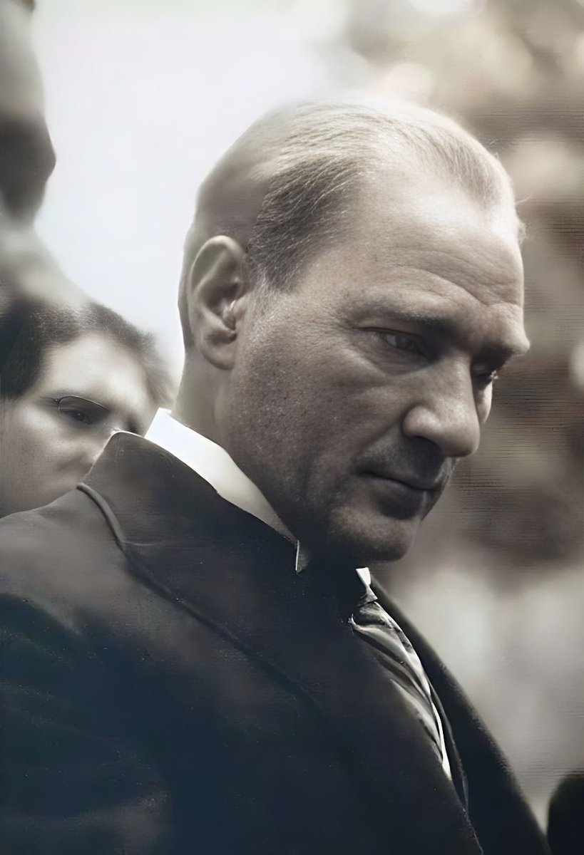 Her şey geçer. 
Bahar geçer, yaz geçer, ömür biter, yaşadığımız tüm acılar da geçer. 
Her şey geçer de, saatin 9’u 5 geçesi, geçmedi… 
Biz orada kaldık. 🤍 
Sonsuz saygı, sevgi, hiç bitmeyecek minnet ve özlemle. 
#10Kasim