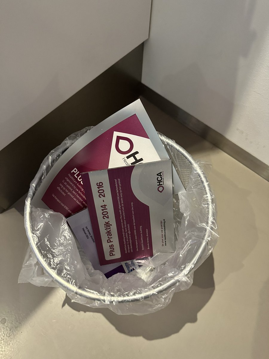 FysioAdamWest's tweet image. Heerlijk om die oude rommel weg te gooien. Die “kijk-mij-nou-eens-goed-kwaliteit-poppenkast-spelen” onzin hoort ook in de prullenmand thuis. Aan-de-zorg industrie die niets bijdraagt gaat wat mij betreft allemaal overboord #simpel @VeldhuisMarjet @KNGF_Fysio