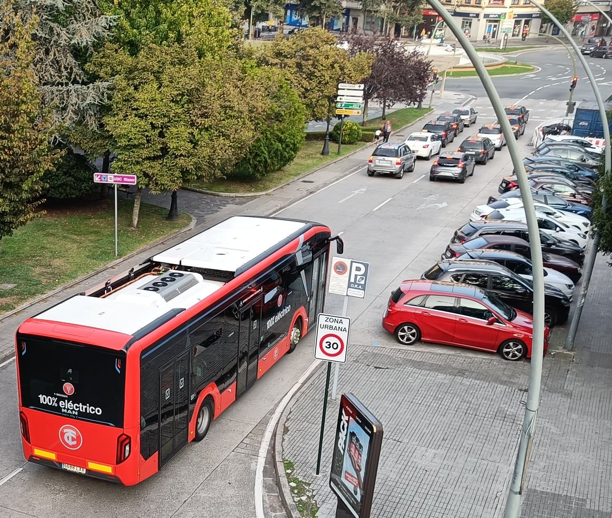 BlogBusurbano's tweet image. ‼️Aviso Exprés‼️Vie 10/11‼️
La #Lín22 continúa acogiendo el largo, inusual y sospechoso test del #BusEléctrico #MAN #LionsCityE  de @MAN_Iberia @MANtruckandbus, por parte de @TranviasCoruna.

Es el #Bus331 en la app @BusCoruna; entre Pza. de Pontevedra con el Pasaje.