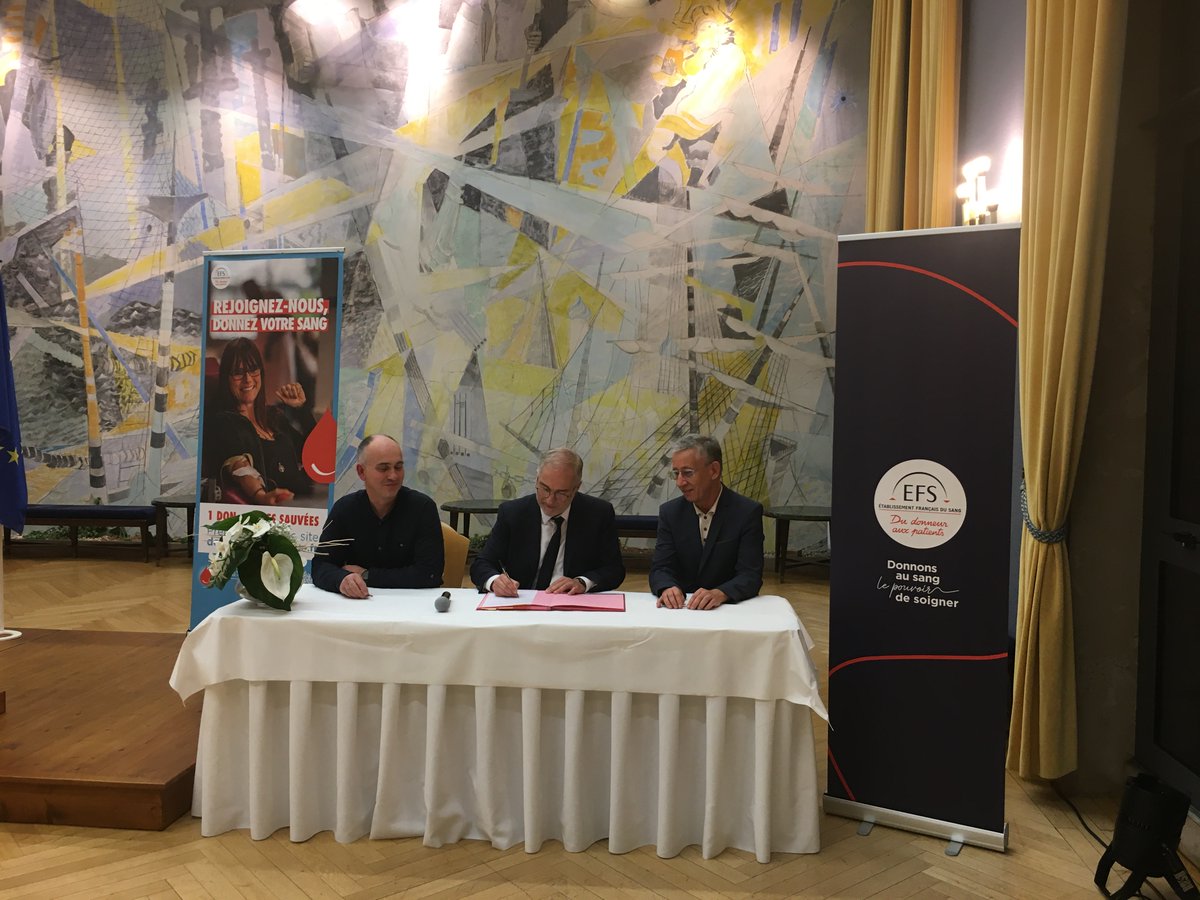 Jeudi 9 novembre, @VilledeLorient a re-signé sa convention de partenariat « Ville partenaire du don de sang et de plasma », un engagement fort ! En présence du Maire @FabriceLoher, Christian Le Clainche, Président de l’UD56 et Bruno Danic, Directeur de l’EFS Bretagne.