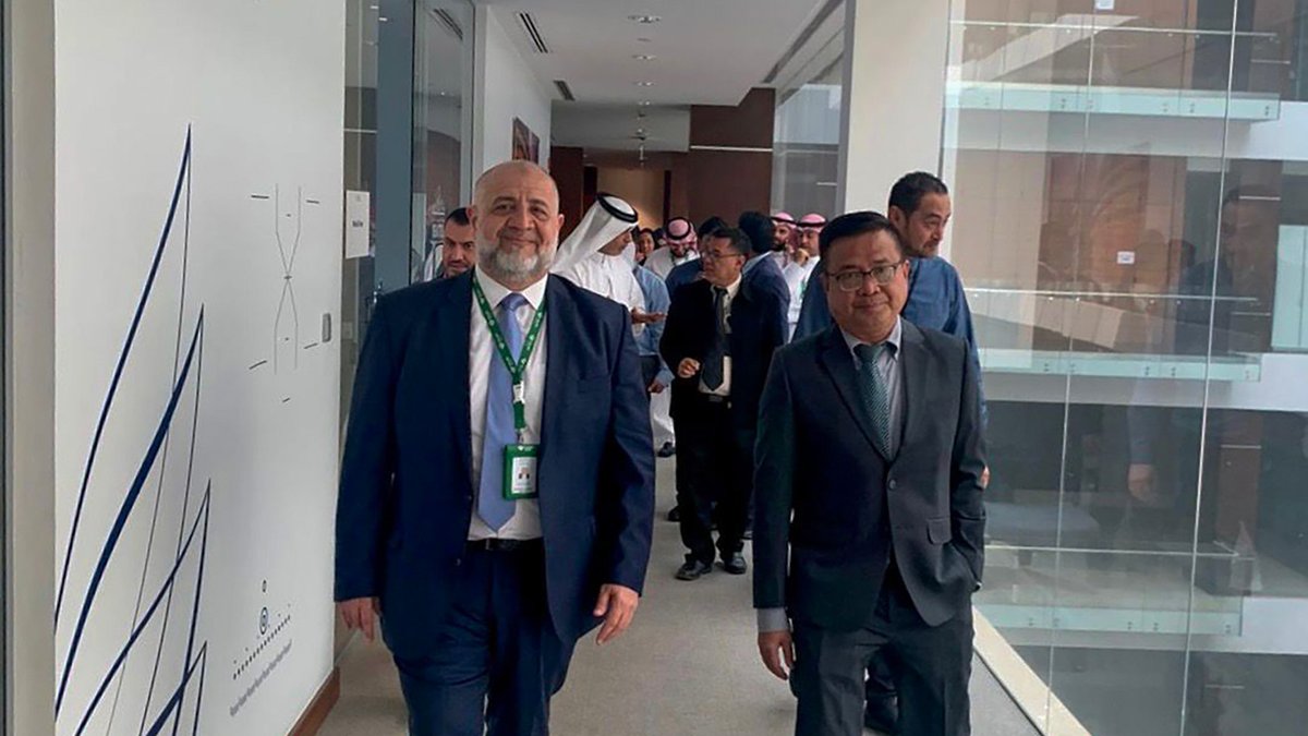 SaudiaGroup's tweet photo. زار وفد يضم كل من القنصل العام لجمهورية إندونيسيا بجدة يسران بهاء الدين عنبري، وقنصل شؤون الحج والعمرة الدكتور نصر الله جاسام، مركز العناية بالضيوف لـ #الخطوط_السعودية ، التقوا خلال الزيارة بمنسوبي المركز وتعرفوا على دوره في منظومة الأداء، مقدمين لهم الشكر على جهودهم الملموسة لتسهيل إجراءات سفر حملات الحج لضيوف الرحمن من إندونيسيا.