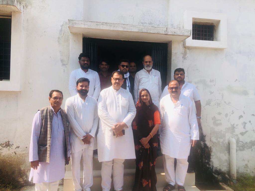 SanjaySDutt's tweet photo. Met #Congress functionaries in #Harshud Assembly Constituency and discussed about the key factors influencing the election.
Later alongwith @MPArunYadav Ji, addressed a meeting elucidating on the varied poll perspectives. https://t.co/3QGLQ22etj