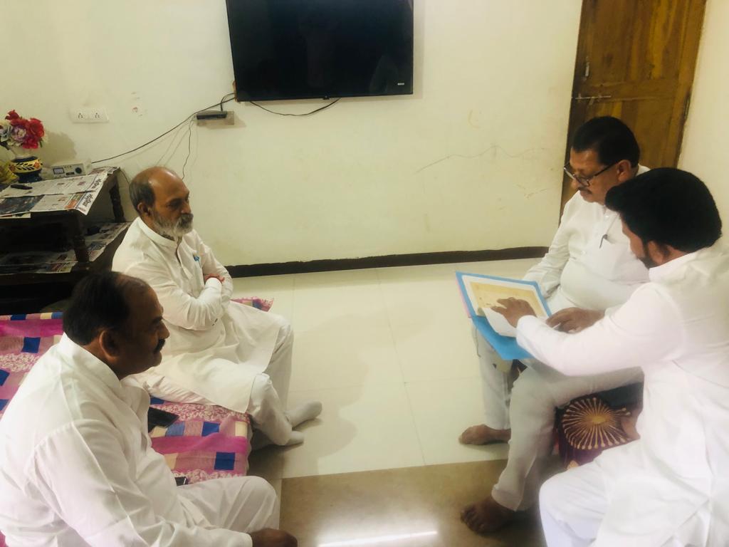 SanjaySDutt's tweet photo. Met #Congress functionaries in #Harshud Assembly Constituency and discussed about the key factors influencing the election.
Later alongwith @MPArunYadav Ji, addressed a meeting elucidating on the varied poll perspectives. https://t.co/3QGLQ22etj