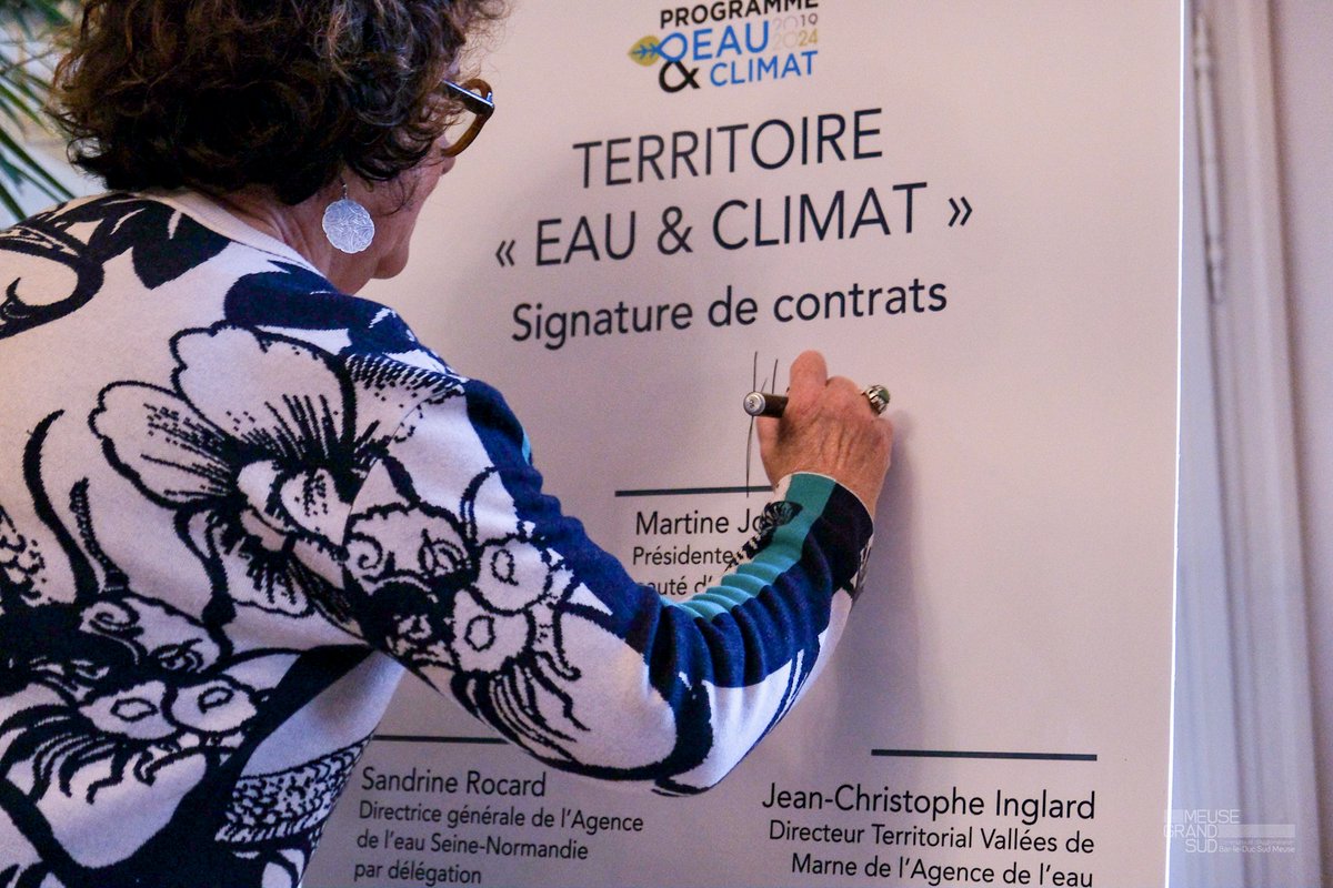 meusegrandsud's tweet photo. Signature ce matin du contrat territorial Eau et Climat par Martine Joly, Présidente @meusegrandsud  et Jean- Christophe INGLARD, Directeur territorial vallées de Marne de l’agence de l’eau Seine-Normandie. https://t.co/fVgpIw7JXx