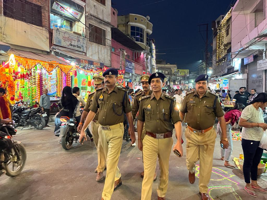 lalitpurpolice's tweet image. #ललितपुर_पुलिस #Addlsp LTP @kumaranil_ASP व CO CITY , थाना कोतवाली पुलिस द्वारा कानून एवं शांति व्यवस्था के दृष्टिगत प्रमुख चौराहों, बाजारों व अन्य स्थानों पर #FootPatrolling कर कराया सुरक्षा का एहसास।
@Uppolice
@adgzonekanpur @rangejhansi