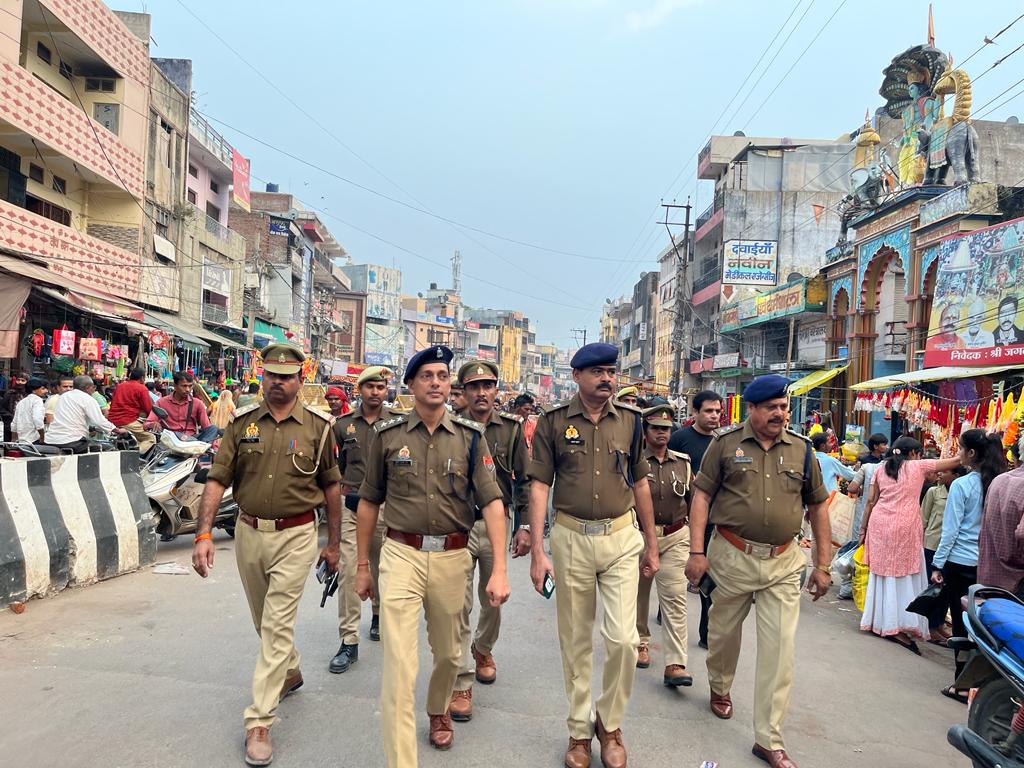 lalitpurpolice's tweet image. #ललितपुर_पुलिस #Addlsp LTP @kumaranil_ASP व CO CITY , थाना कोतवाली पुलिस द्वारा कानून एवं शांति व्यवस्था के दृष्टिगत प्रमुख चौराहों, बाजारों व अन्य स्थानों पर #FootPatrolling कर कराया सुरक्षा का एहसास।
@Uppolice
@adgzonekanpur @rangejhansi