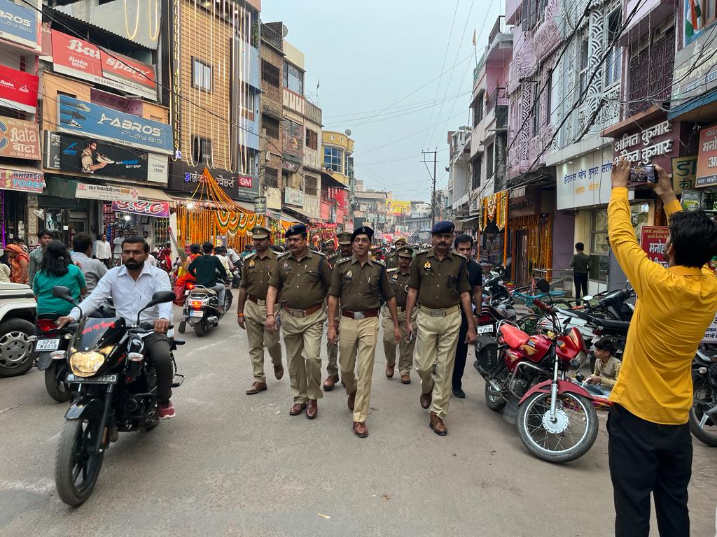 lalitpurpolice's tweet image. #ललितपुर_पुलिस #Addlsp LTP @kumaranil_ASP व CO CITY , थाना कोतवाली पुलिस द्वारा कानून एवं शांति व्यवस्था के दृष्टिगत प्रमुख चौराहों, बाजारों व अन्य स्थानों पर #FootPatrolling कर कराया सुरक्षा का एहसास।
@Uppolice
@adgzonekanpur @rangejhansi