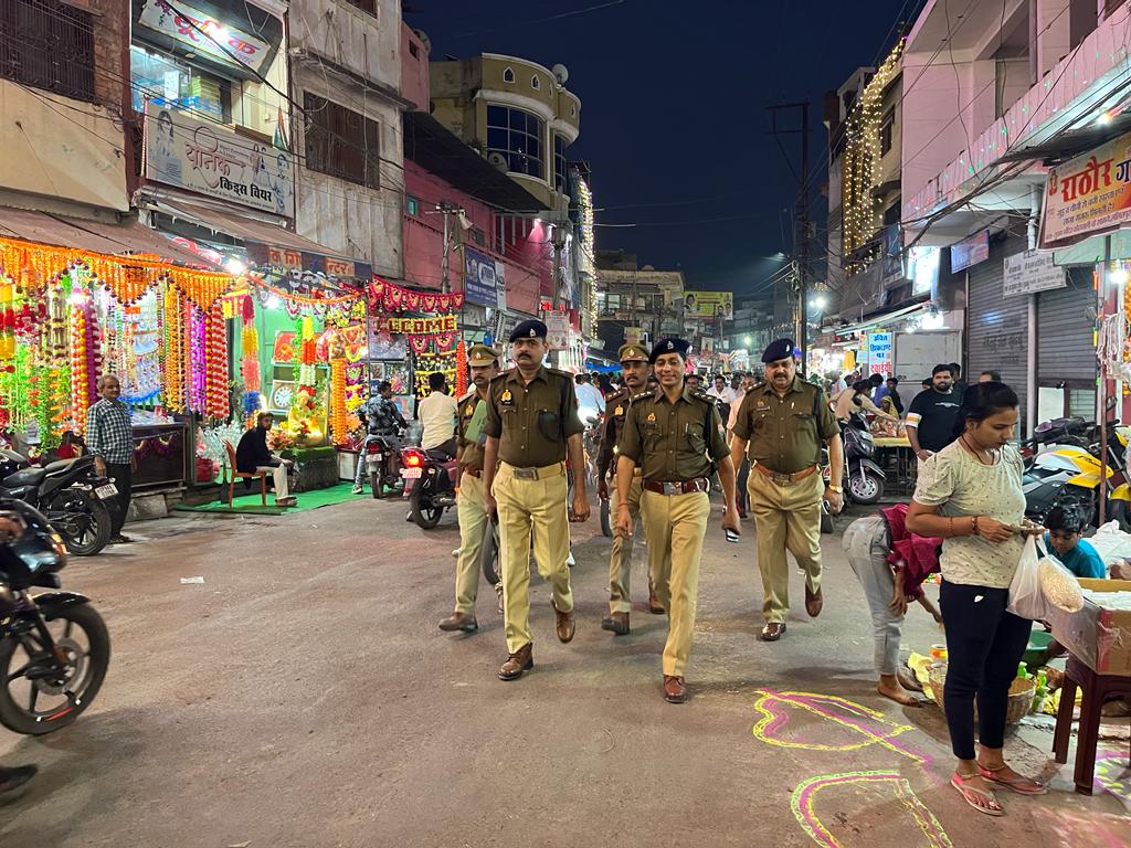 lalitpurpolice's tweet image. #ललितपुर_पुलिस #Addlsp LTP @kumaranil_ASP व CO CITY , थाना कोतवाली पुलिस द्वारा कानून एवं शांति व्यवस्था के दृष्टिगत प्रमुख चौराहों, बाजारों व अन्य स्थानों पर #FootPatrolling कर कराया सुरक्षा का एहसास।
@Uppolice
@adgzonekanpur @rangejhansi