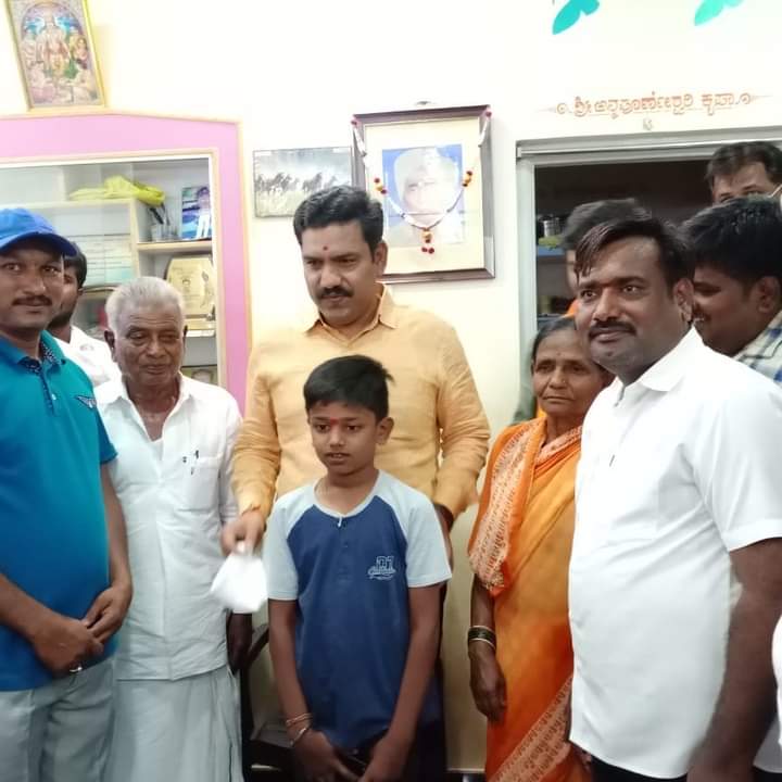 VIJAYSP43219272's tweet photo. ಬಿಜೆಪಿ ಕರ್ನಾಟಕ ಘಟಕದ ರಾಜ್ಯಾಧ್ಯಕ್ಷರಾಗಿ ನೇಮಕಗೊಂಡಿರುವ ಶ್ರೀ @BYVijayendra ಅಣ್ಣನಿಗೆ ಹಾರ್ದಿಕ ಅಭಿನಂದನೆಗಳು.

ಅವರ ಸಂಘಟನಾ ಚಾತುರ್ಯ &amp;  ನೇತೃತ್ವದಲ್ಲಿ ಬಿಜೆಪಿ ಪಕ್ಷವು ಇನ್ನಷ್ಟು ಬಲಗೊಳ್ಳುವ ಮೂಲಕ ರಾಜ್ಯದ ಜನತೆಯ ಆಶೋತ್ತರಗಳಿಗೆ ಧ್ವನಿಯಾಗಲಿರುವುದು ನಿಸ್ಸಂಶಯ. https://t.co/56Ad4XwtzZ