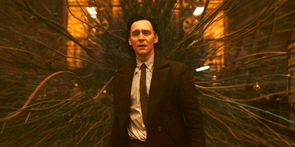 Tom Hiddleston es el ejemplo de amar a tu personaje, abrazarlo, entenderlo y gracias a todo eso, explorarlo al máximo hasta el final, llegando a pasar por todos los estados emocionales y dando una evolución de personaje tan grande y a la vez tan coherente. Es clave, es Loki.