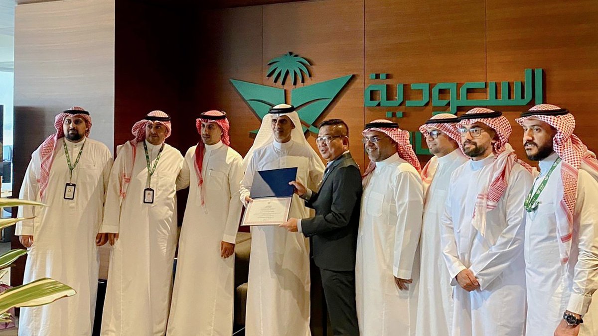 SaudiaGroup's tweet photo. The Consul General of Indonesia in Jeddah, Mr. Yusran Anbari, and the Consul for Hajj Affairs, Dr. Nasrullah Jasam, visited the #Saudia guest care center. During the visit, they met with the employees and expressed gratitude for their tangible efforts in facilitating travel procedures for Hajj pilgrims from Indonesia.