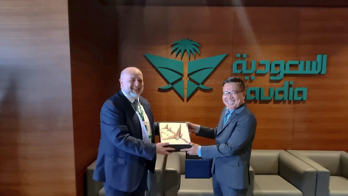 SaudiaGroup's tweet photo. The Consul General of Indonesia in Jeddah, Mr. Yusran Anbari, and the Consul for Hajj Affairs, Dr. Nasrullah Jasam, visited the #Saudia guest care center. During the visit, they met with the employees and expressed gratitude for their tangible efforts in facilitating travel procedures for Hajj pilgrims from Indonesia.