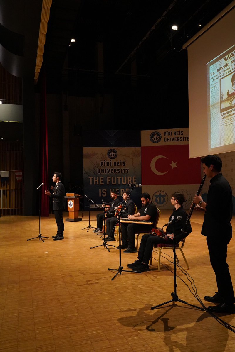 pirireisuni's tweet photo. 10 Kasım Atatürk'ü Anma Töreni, Üniversitemiz bahçesinde düzenlenen; Atatürk anıtına çelenk sunumu, saygı duruşu ve İstiklal Marşı ile başladı. Rıdvan Kartal Salonu'nda devam eden törenin açılış konuşmasını Rektörümüz Prof. Dr. Nafiz Arıca yaptı.

#Atatürk #10Kasım https://t.co/f7oQycA5EV