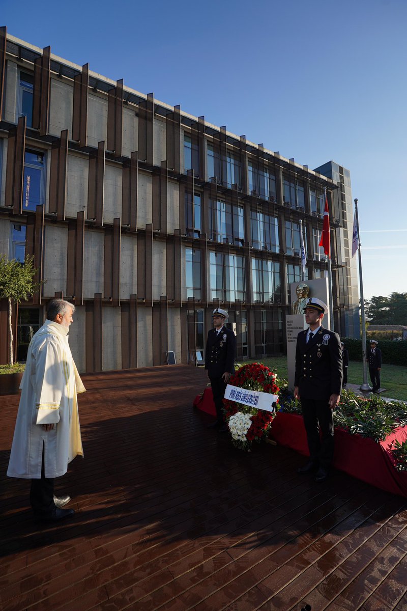 pirireisuni's tweet photo. 10 Kasım Atatürk'ü Anma Töreni, Üniversitemiz bahçesinde düzenlenen; Atatürk anıtına çelenk sunumu, saygı duruşu ve İstiklal Marşı ile başladı. Rıdvan Kartal Salonu'nda devam eden törenin açılış konuşmasını Rektörümüz Prof. Dr. Nafiz Arıca yaptı.

#Atatürk #10Kasım https://t.co/f7oQycA5EV