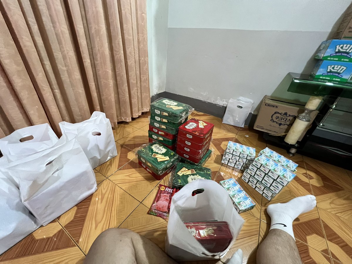 ZoroFinance's tweet photo. Nay đi phát ít quà cho mấy bé lang thang ngoài đường. Cho đi để nhận lại ❤️

Buổi tối vui vẻ nhé các anh em ơi 🔥 https://t.co/pdNMC4FKBT