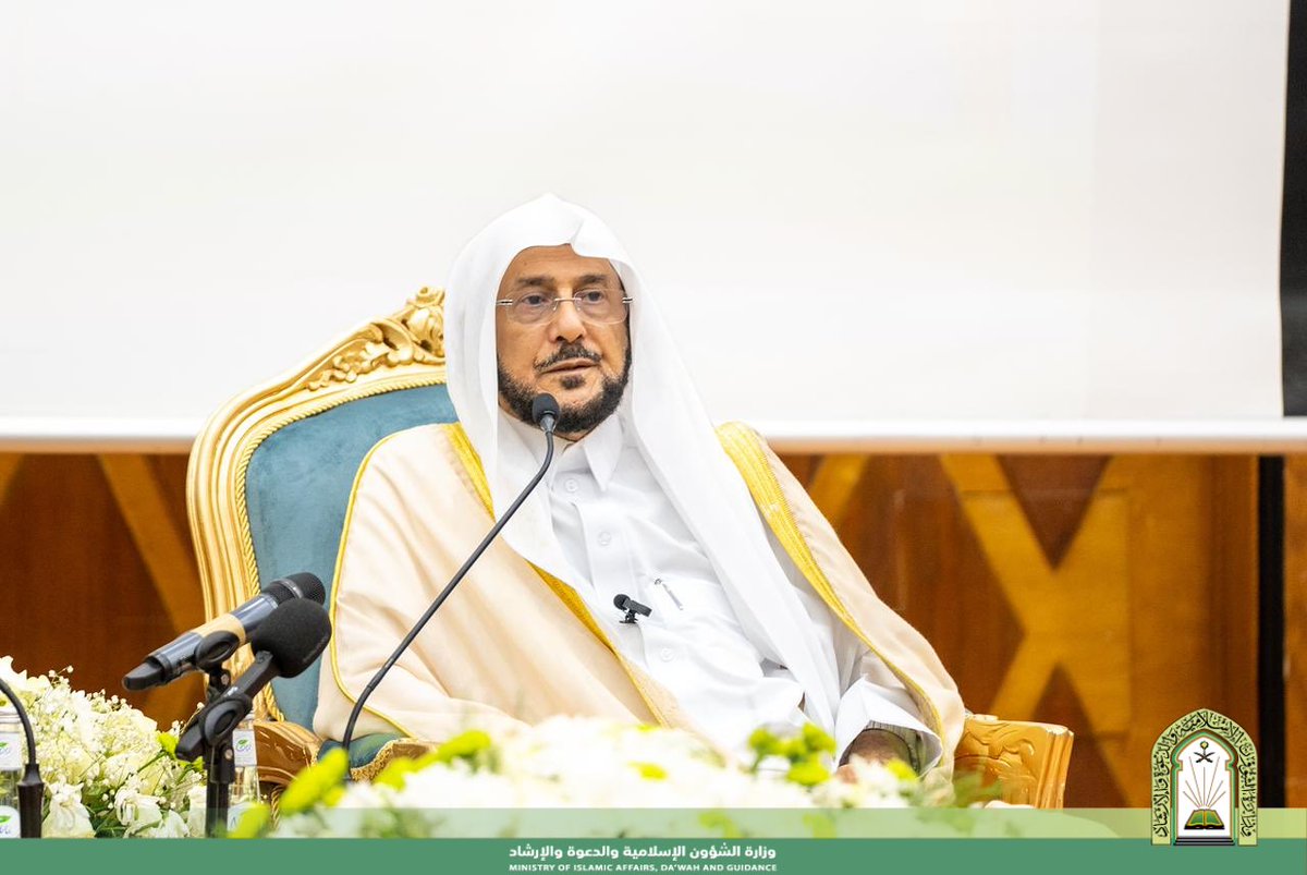 Saudi_Moia's tweet photo. افتتح معالي وزير الشؤون الإسلامية والدعوة والإرشاد الشيخ الدكتور عبداللطيف بن عبدالعزيز آل الشيخ مساء أمس الخميس الموافق الخامس والعشرين من ربيع الآخر لعام 1445هـ خلال زيارته التفقدية لقطاعات الوزارة بـ #منطقة_الباحة الملتقى الأول لجمعيات الدعوة والإرشاد وتوعية الجاليات بالباحة بعنوان ( #حراسة ) والذي يوضح دور جمعيات الدعوة والإرشاد في حماية المجتمع من الأفكار الضالة والجماعات المنحرفة وذلك في قاعة الأمير حسام بن سعود بالباحة بحضور أكثر من ٢٥٠ عضواً من أعضاء جمعيات الدعوة من ٣١ جمعية.

https://t.co/zGiYsLNsQw