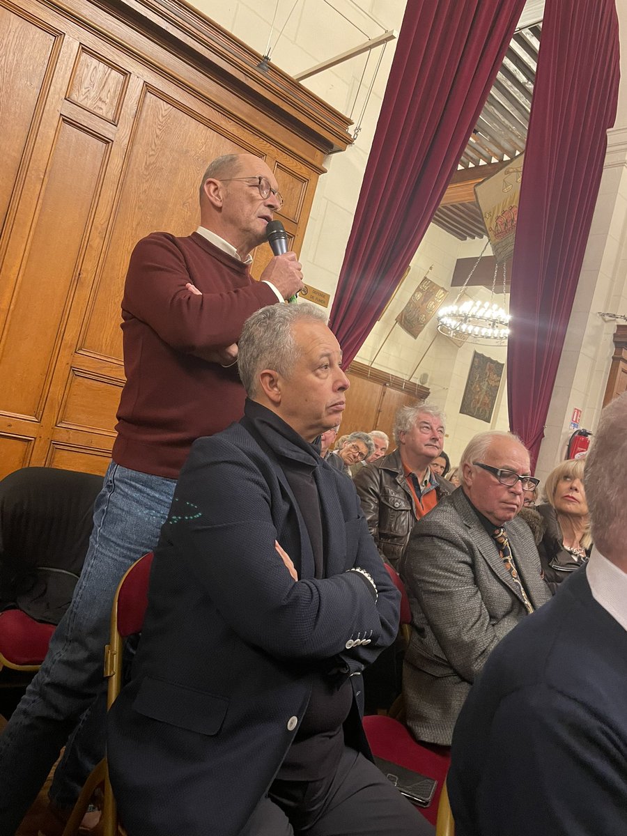Hier soir, dans le beau cadre des Salles Saint Nicolas à Compiègne, <a href="/PierreVatinOff/">Pierre VATIN</a>, <a href="/MaximeMinot/">Maxime Minot</a> et Philippe Marini recevaient <a href="/oliviermarleix/">🇫🇷 Olivier Marleix</a>, Président du groupe @Republicains_An pour un temps d’échanges et de débats avec les militants venus nombreux !