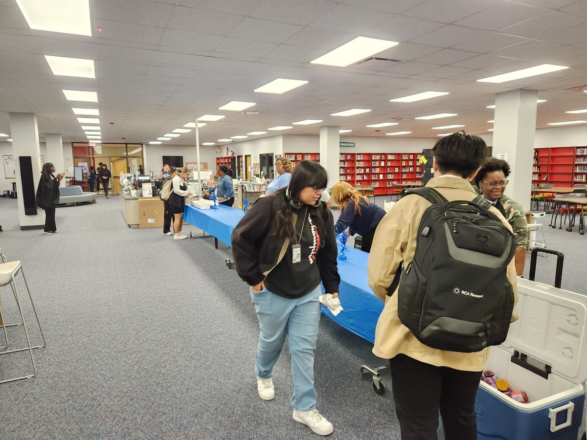 cstewGeo's tweet photo. This morning, @ElsikHighSchool recognized our honor roll students by providing a great breakfast!  Way to go RamFam! https://t.co/4QKL9IxOYQ