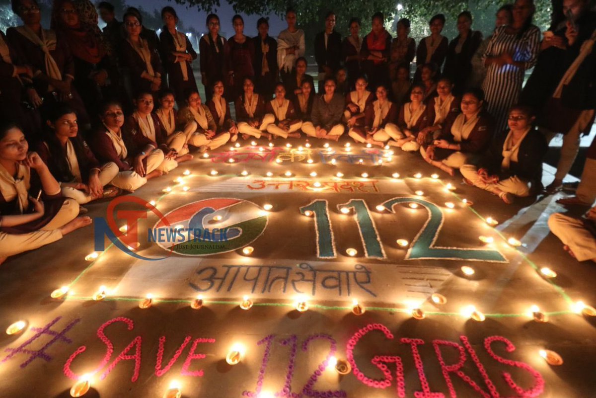 newstrackmedia's tweet photo. लखनऊ: एक दिवाली ऐसी भी! डॉयल 112 की महिला संविदाकर्मियों ने रंगोली और दिये जलाकर मनाया त्योहार।
#Dial112Protest #Lucknow @myogioffice @dgpup  @Uppolice https://t.co/S2tAhhazay