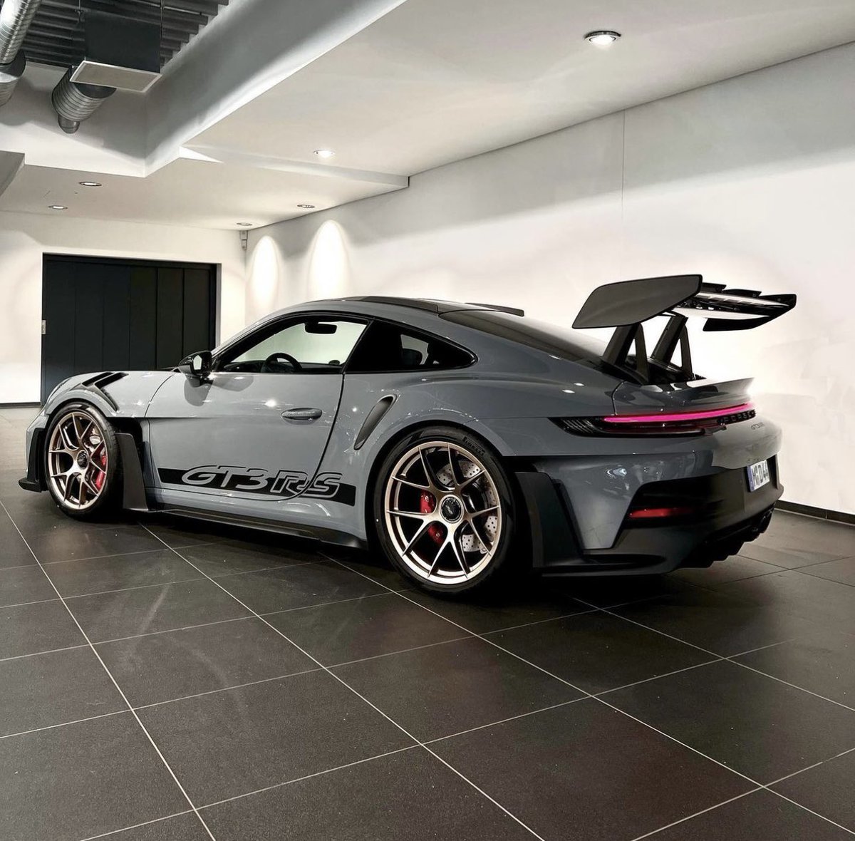 PorscheCIub's tweet photo. Arctic Grey 992 GT3 RS https://t.co/OkpuUadfyi