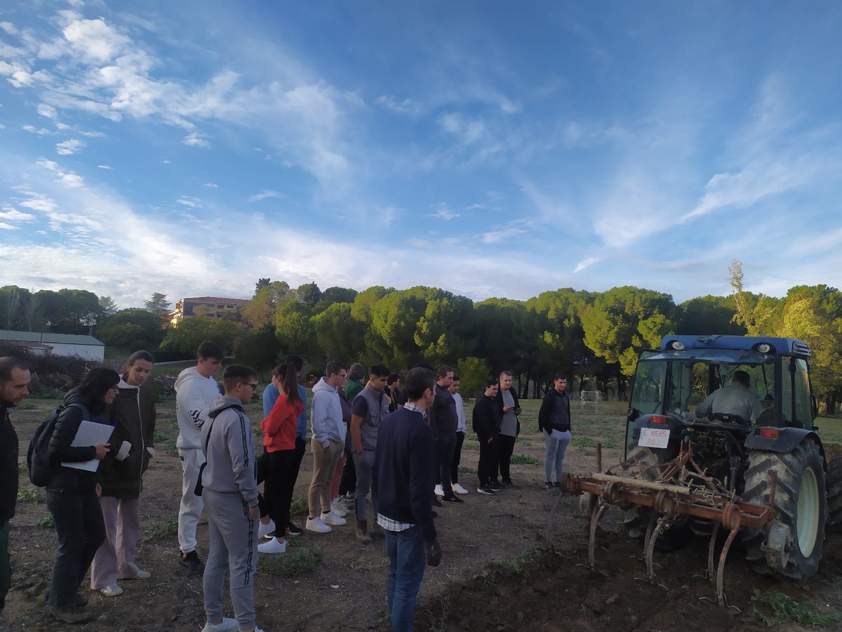 IfapaJunta's tweet photo. 📸 Seminario sobre uso sostenible de aperos e innovaciones tecnológicas en el centro #IFAPA de Cabra, #Córdoba

#IFAPAforma #Formación #agricultura https://t.co/IiDPk96k0Z