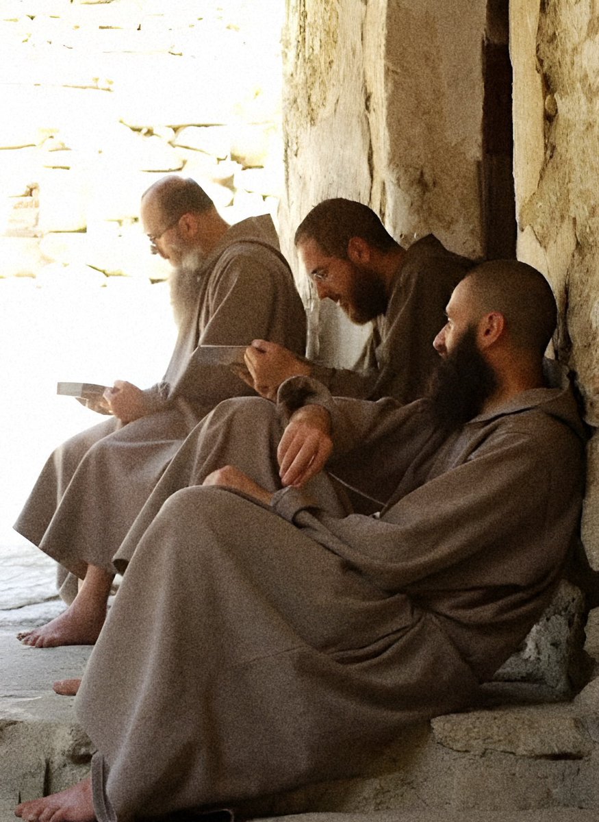 El demonio se apareció a tres monjes y les dijo: si les diera potestad para cambiar algo del pasado, ¿qué cambiarían?

El primero de ellos, con un gran fervor apostólico respondió: "Impediría que hicieras caer a Adán y Eva en el pecado para que la humanidad no pudiera apartarse